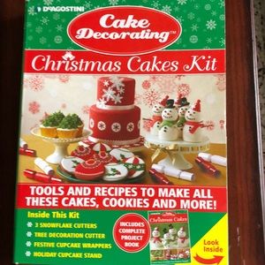 NWOT CAKE DECORATING CHRISTMAS CAKES KIT.